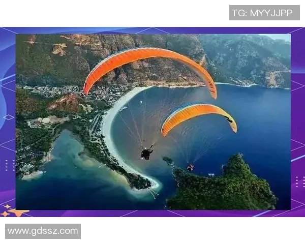 足球明星挑战极限运动滑翔伞飞行的精彩瞬间与美丽风景合集