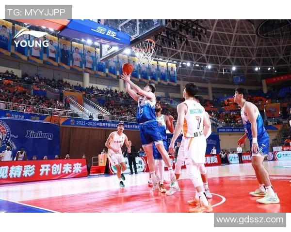 篮球明星在赛场上奋力奔跑展现激情与梦想的无限可能